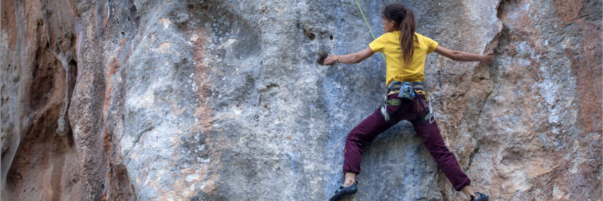 Mujer escalando en la montaña